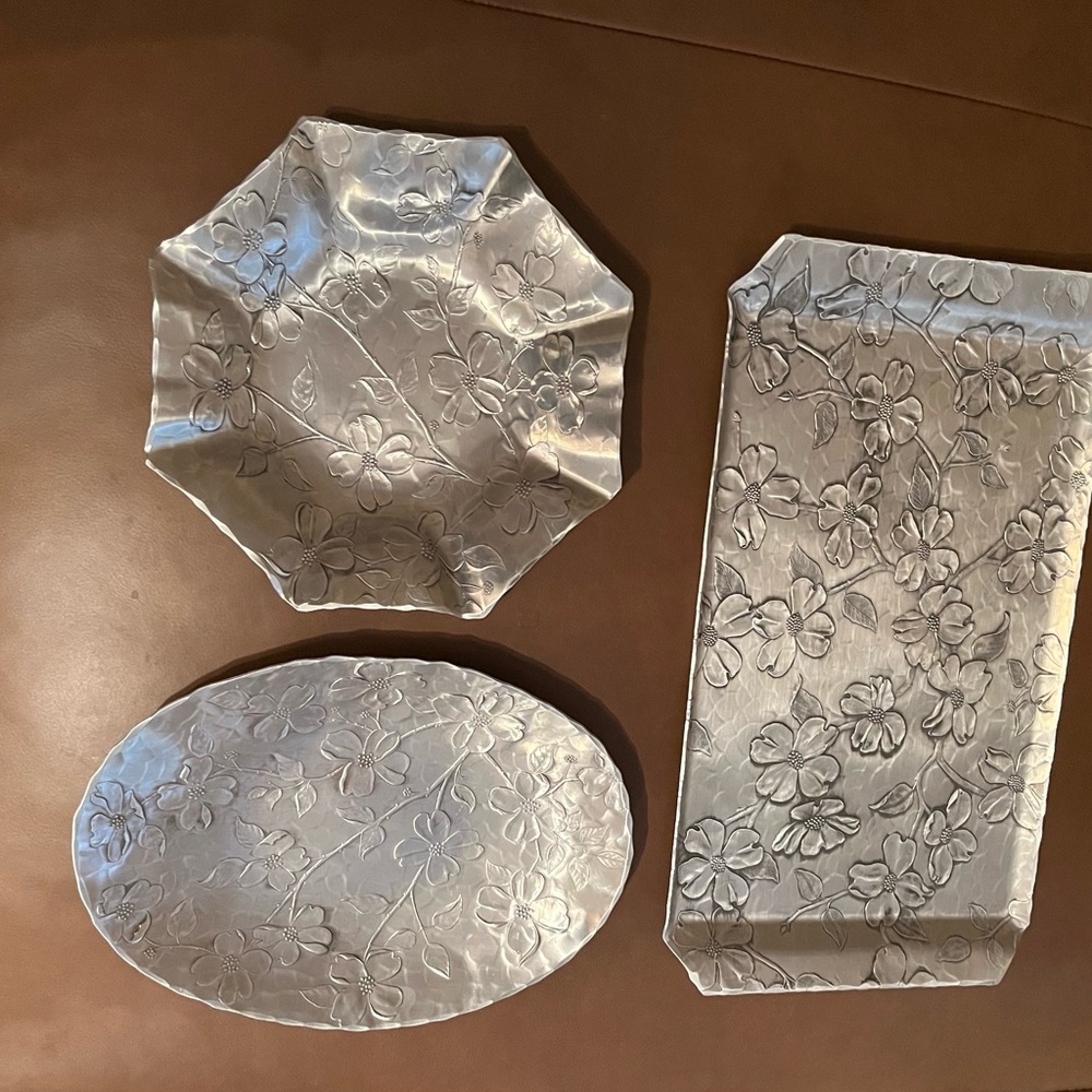 Vintage Wendell August Hammered Aluminum Dogwood Patterned 3 Piece Set